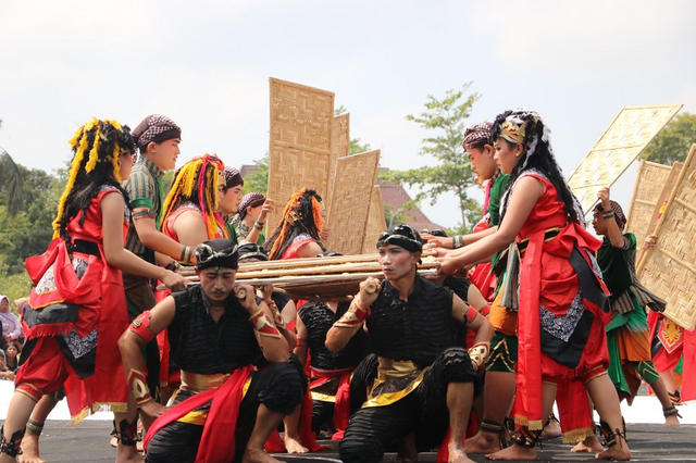 Apakah Fungsi Musik Tradisional Di Nusantara Terkait Dengan Upacara Adat