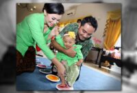 Bayi Menjalani Upacara Nginjek Tanah Pada Usia 8 Bulan Karena